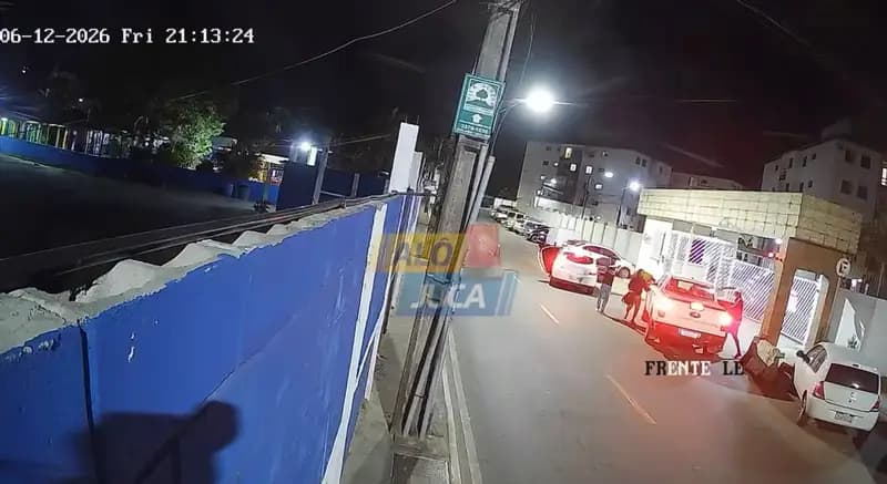 Imagens registram momento em que criminosos roubam carro em Lauro de Freitas